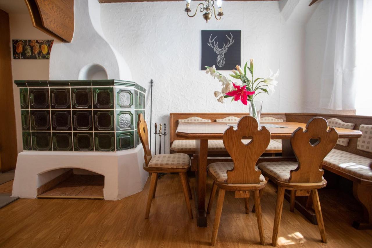 Traditional Old Town Apartment Hall in Tirol Exterior photo